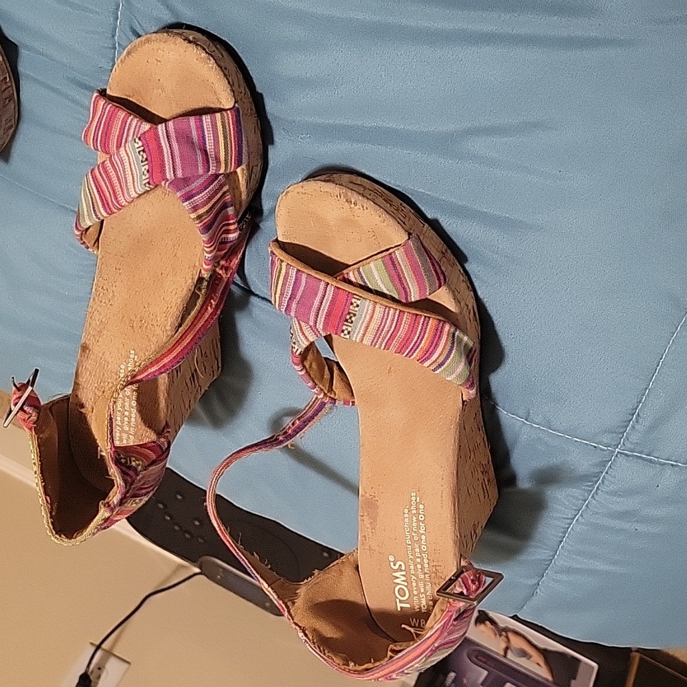 Toms size 8 wedge shoes